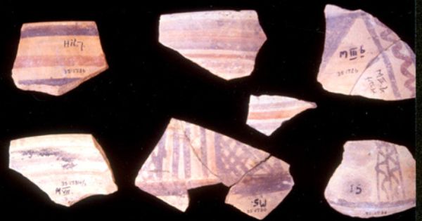 上图:John Garstang在耶利哥找到的塞浦路斯双色陶片(Cypriot Bichrome ware),这种带红黑几何图形的陶器只有主前15世纪后期才有,后来被作为青铜时代晚期(主前1550-1200年)的重要标志。但这种陶器的重要性在Garstang的时代还没被认可,Kenyon检查Garstang的挖掘资料时也忽略了。Kenyon只是在一片26X26英尺的一小片区域内没有发现到这种陶器,就作出了主前1550年的定年,而这个结论被圣经怀疑论者宣传了许多年。直到1990年代,美国考古学家Bryant Wood才指出Kenyon在分析数据上的疏忽。