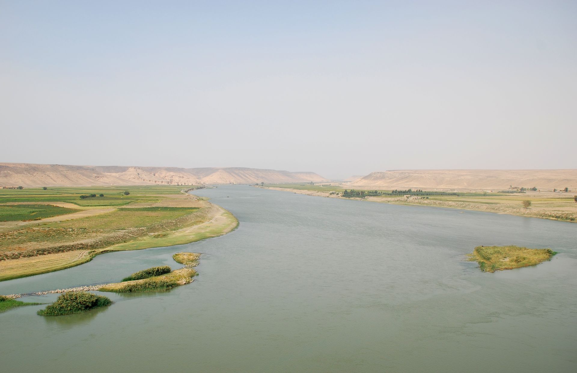 上图:靠近叙利亚Halabiye附近的幼发拉底河(Euphrates),河的左岸是Zalabiye考古遗址。幼发拉底河在圣经中也被称为伯拉河(Perath)、伯拉大河、大河,发源于土耳其境内的安纳托利亚山区,依赖雨雪补给,流经叙利亚和伊拉克,注入波斯湾。幼发拉底河与其东面的底格里斯河形成的两河流域,被称为美索不达米亚(Mesopotamia),是重要的古代文明起源地。由于河水带来的沙泥把河床不断填高,最终使两河的河口不断南移,现在下游合流在一起,称为阿拉伯河。